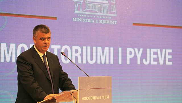Moratoriumi i pyjeve, fillojne problemet per fabrikat e perpunimit